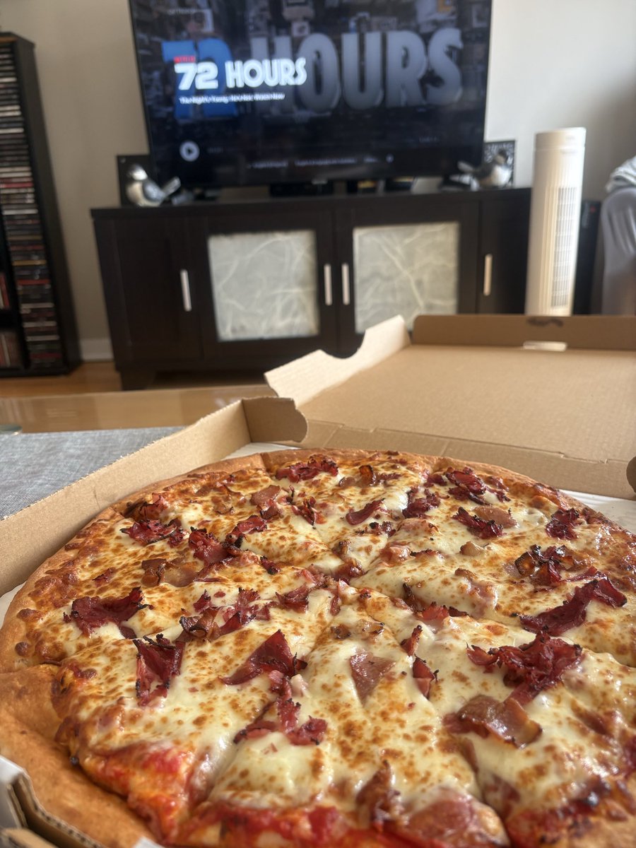 SleepingB1972's tweet photo. Friday Fun Day 🥳 Time to take care of me with some pizza and a movie 🍕🎬 https://t.co/OBPD3N547x