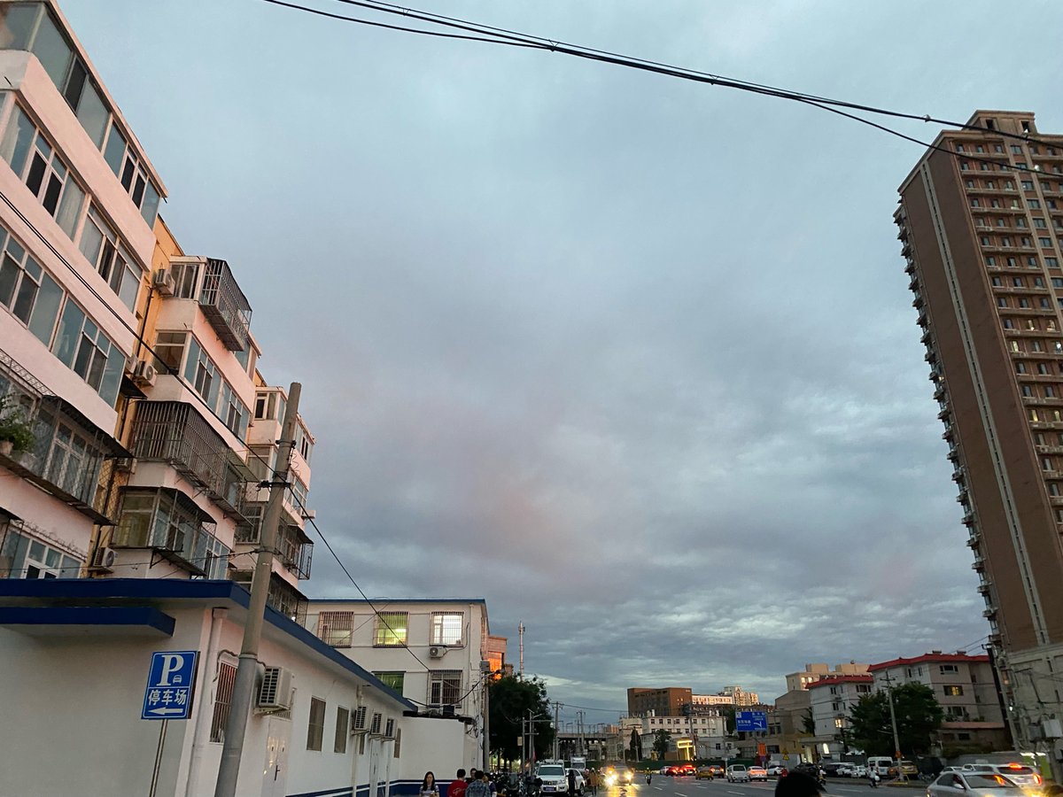 Lee99zzang2's tweet photo. Street corner golden hour glow  Random moments hit different https://t.co/xZUwrXS3G2