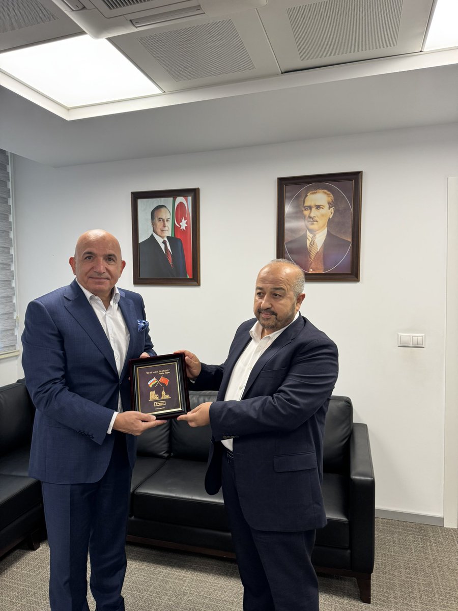 mucahity's tweet photo. Üç gündür devam eden Azerbaycan 🇦🇿 ziyaretlerimizde,
Kardeş ülkedeki en kıymetli T.C Kurum ve 🇹🇷kuruluşlarımızdan,
Ziraat Bankasına ziyarette bulunduk.Ziraat Bankasının genel müdürü ve CEO,İdare Heyetinin sedri,aynı zamanda DEİK Azerbaycan İş Konseyi Üyesi,kıymetli kardeşimiz 
Dr .Selçuk Demir’i ziyaret ederek kardeş ülkenin 🇦🇿 iktisadi durumu ve bankacılık hizmetleri hakkında bilgi alışverişinde bulunduk.
Azerbaycan’ın 🇦🇿tamamında 12 şube ve bu şubelerde hizmet veren
 250 çalışanı ile hizmet veren bu güzide kuruluşumuz Azerbaycan da 🇦🇿mevduatta dokuzuncu büyük bankası, kârlılıkta ise sekizinci büyük bankası olduğunu kıymetli genel müdürümüzden öğrendik.
Ülkemiz 🇹🇷adına kardeş ülkeye🇦🇿 ve Azerbaycan halkına hizmetlerinden dolayı, Selçuk bey ve ekibine teşekkürler.🙏