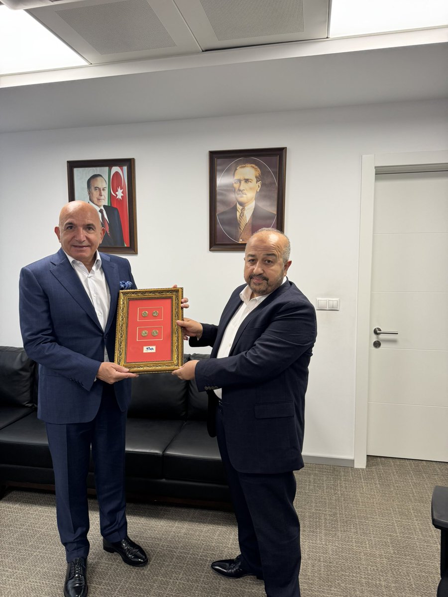 mucahity's tweet photo. Üç gündür devam eden Azerbaycan 🇦🇿 ziyaretlerimizde,
Kardeş ülkedeki en kıymetli T.C Kurum ve 🇹🇷kuruluşlarımızdan,
Ziraat Bankasına ziyarette bulunduk.Ziraat Bankasının genel müdürü ve CEO,İdare Heyetinin sedri,aynı zamanda DEİK Azerbaycan İş Konseyi Üyesi,kıymetli kardeşimiz 
Dr .Selçuk Demir’i ziyaret ederek kardeş ülkenin 🇦🇿 iktisadi durumu ve bankacılık hizmetleri hakkında bilgi alışverişinde bulunduk.
Azerbaycan’ın 🇦🇿tamamında 12 şube ve bu şubelerde hizmet veren
 250 çalışanı ile hizmet veren bu güzide kuruluşumuz Azerbaycan da 🇦🇿mevduatta dokuzuncu büyük bankası, kârlılıkta ise sekizinci büyük bankası olduğunu kıymetli genel müdürümüzden öğrendik.
Ülkemiz 🇹🇷adına kardeş ülkeye🇦🇿 ve Azerbaycan halkına hizmetlerinden dolayı, Selçuk bey ve ekibine teşekkürler.🙏
