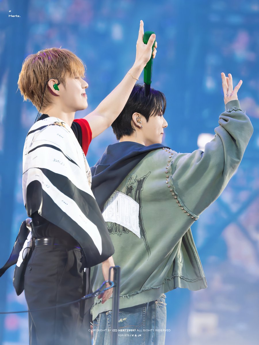 Hertz9597's tweet photo. 260717
아미들 이끌고 아미밤 흔드는 중? ㅋㅋㅋ

#뷔 #태형 #TAEHYUNG  
#정국 #JUNGKOOK  
#방탄소년단 #BTS @BTS_twt https://t.co/afRGU2sPns