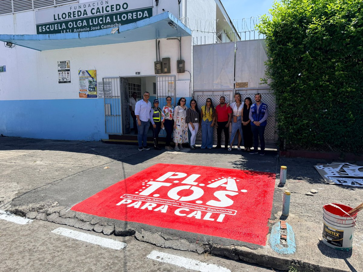 OPSOMS_Col's tweet photo. ¡Gran ejemplo desde Cali! La alianza entre la @AlcaldiaDeCali ,la comunidad educativa y sus aliados demuestra que las ciudades son protagonistas de la prevención de las ENT. La estrategia PLATOS, huertas sostenibles y entornos escolares saludables son parte de #Cities4Health https://t.co/D6ofDcEY46
