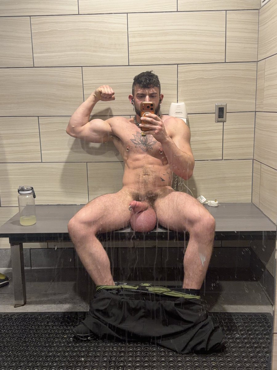 justincasex3d's tweet photo. Watch me flex and show off in the gym locker room/shower 

https://t.co/ZxmGC31vEd https://t.co/Gx55eLbOT1