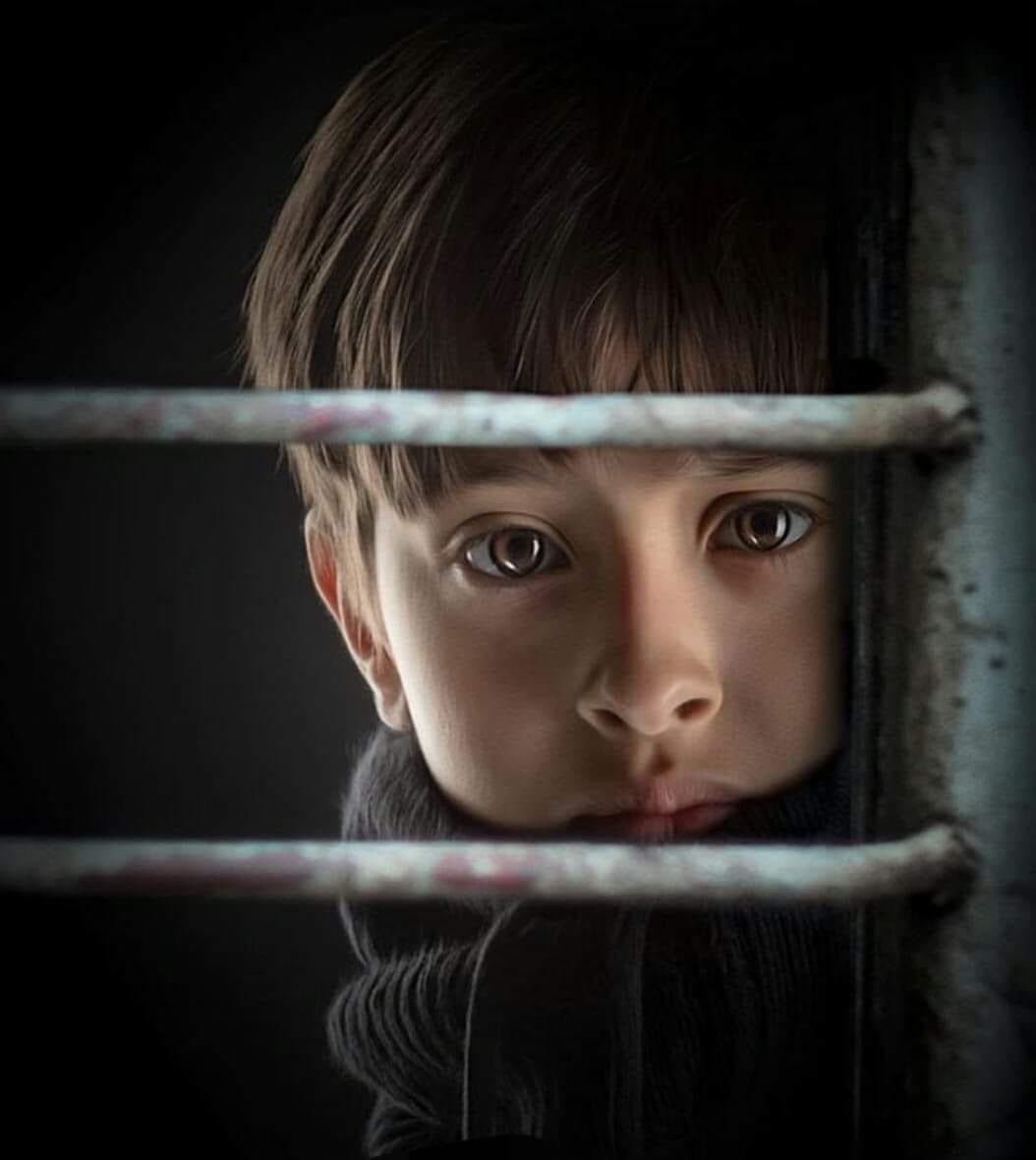 m201524's tweet photo. #وتمضي_الأيام

الدنيا لا تنسى ..

وكل شيء تفعله ..

سيعود إليك يوماً ما ..

قد تظن أن بعض الأفعال مرت ..

وانتهت وأن الأيام أخفت آثارها ..

 لكن الحقيقة أن لا شيء يضيع ..

فالكلمة لها صدى ..

والظلم له موعد ..

والوجع الذي تزرعه في قلوب الآخرين ..

قد تجده يوماً أمامك ..

قد يعود الأثر بعد أيام أو سنوات ..

أو بعد عمر طويل ..

لكن عدل الله لا يغيب ..

ولا يسقط حق عند ..

من لا تخفى عليه خافية ..

فلا تكسر قلباً ولا تظلم إنساناً ..

ولا تفرح بدمعة أحد... 

فالأيام تدور وما تزرعه اليوم ستجده غداً ..

ازرع خيراً فالخير ..

وحده هو أجمل ما يعود إليك ..!!