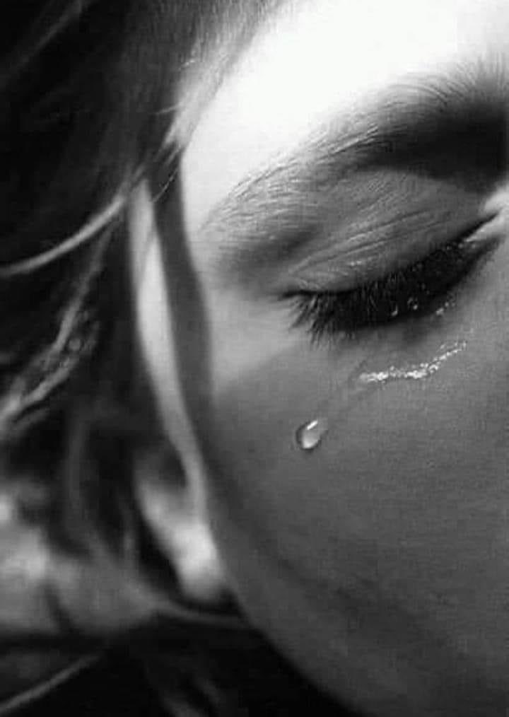 m201524's tweet photo. #وتمضي_الأيام

الدنيا لا تنسى ..

وكل شيء تفعله ..

سيعود إليك يوماً ما ..

قد تظن أن بعض الأفعال مرت ..

وانتهت وأن الأيام أخفت آثارها ..

 لكن الحقيقة أن لا شيء يضيع ..

فالكلمة لها صدى ..

والظلم له موعد ..

والوجع الذي تزرعه في قلوب الآخرين ..

قد تجده يوماً أمامك ..

قد يعود الأثر بعد أيام أو سنوات ..

أو بعد عمر طويل ..

لكن عدل الله لا يغيب ..

ولا يسقط حق عند ..

من لا تخفى عليه خافية ..

فلا تكسر قلباً ولا تظلم إنساناً ..

ولا تفرح بدمعة أحد... 

فالأيام تدور وما تزرعه اليوم ستجده غداً ..

ازرع خيراً فالخير ..

وحده هو أجمل ما يعود إليك ..!!
