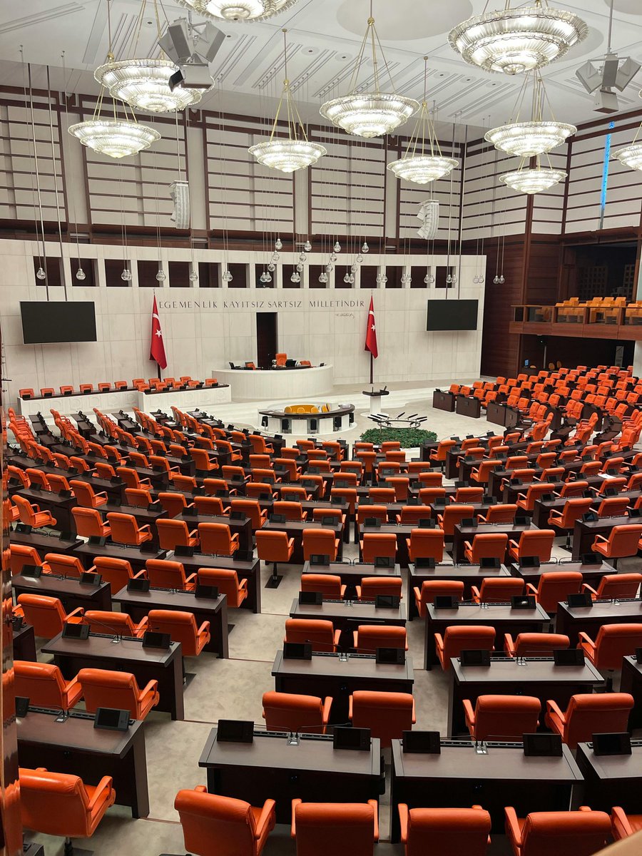 genclikgastesi's tweet photo. Kamuda görev yapan üniversite mezunu işçiler; mecliste adil bir statü düzenlemesi olması için seslerini duyurmaya çalışıyor.

 #KamudaUnvMezunuMemur https://t.co/r73XraBlNe