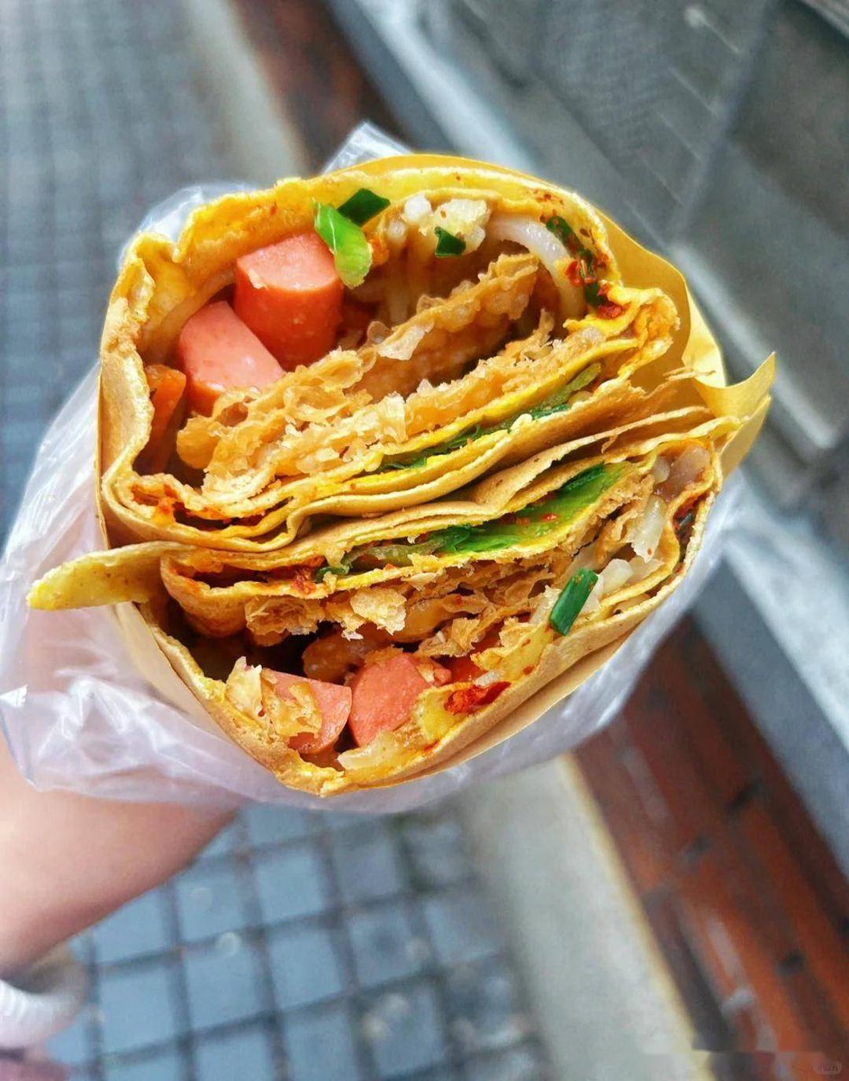 daefphoon's tweet photo. Tasty crispy fried pancake with spring onion, fresh out of the roadside stall – perfect quick bite for a busy day! https://t.co/i4RoTYU7kc