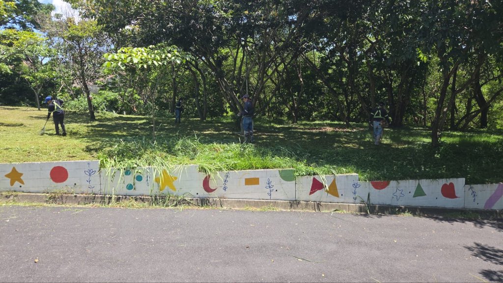 SantaTeclaSV's tweet photo. Hoy, personal municipal realizó el mantenimiento de diferentes áreas del parque El Principito. 

Este parque es uno de los más visitados en nuestro municipio y es importante que nos ayudes a mantenerlo completamente limpio para que todas las familias puedan disfrutar. https://t.co/XQLeRWN1HH
