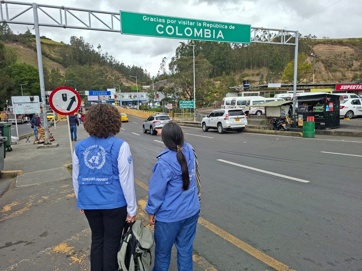 ONUHumanRights's tweet photo. Del 21 al 24 de julio, las Defensorías del Pueblo de Colombia y Ecuador, con el apoyo de ONU Derechos Humanos -Oficinas en Colombia y Panamá- recorrieron la frontera binacional de #Rumichaca para recibir información, analizar desafíos de protección y visibilizar la situación de las personas en movilidad. 
#ColombiayEcuador

➡️Esta iniciativa fortalece la cooperación binacional y aportará recomendaciones para mejorar la respuesta institucional y la garantía de derechos.

➡️La misión pone en práctica una herramienta conjunta de monitoreo y recolección de información, desarrollada en el marco de la Federación Iberoamericana del Ombudsperson #FIO con apoyo técnico de ONU Derechos Humanos.

Los hallazgos preliminares muestran que la movilidad humana continúa desarrollándose en contextos de alto riesgo, marcados por rutas irregulares y persistentes brechas de protección.

🤝El monitoreo conjunto contribuye a identificar estos desafíos y a fortalecer respuestas basadas en evidencia.

La coordinación entre instituciones de derechos humanos es clave para comprender mejor las dinámicas de la frontera y promover respuestas más integrales y efectivas para las personas en movilidad.

La información recogida contribuirá a la elaboración de recomendaciones conjuntas entre Colombia y Ecuador.
@DefensoriaCol 
@MarnIris 
@ONUHumanRights
@OACNUDH