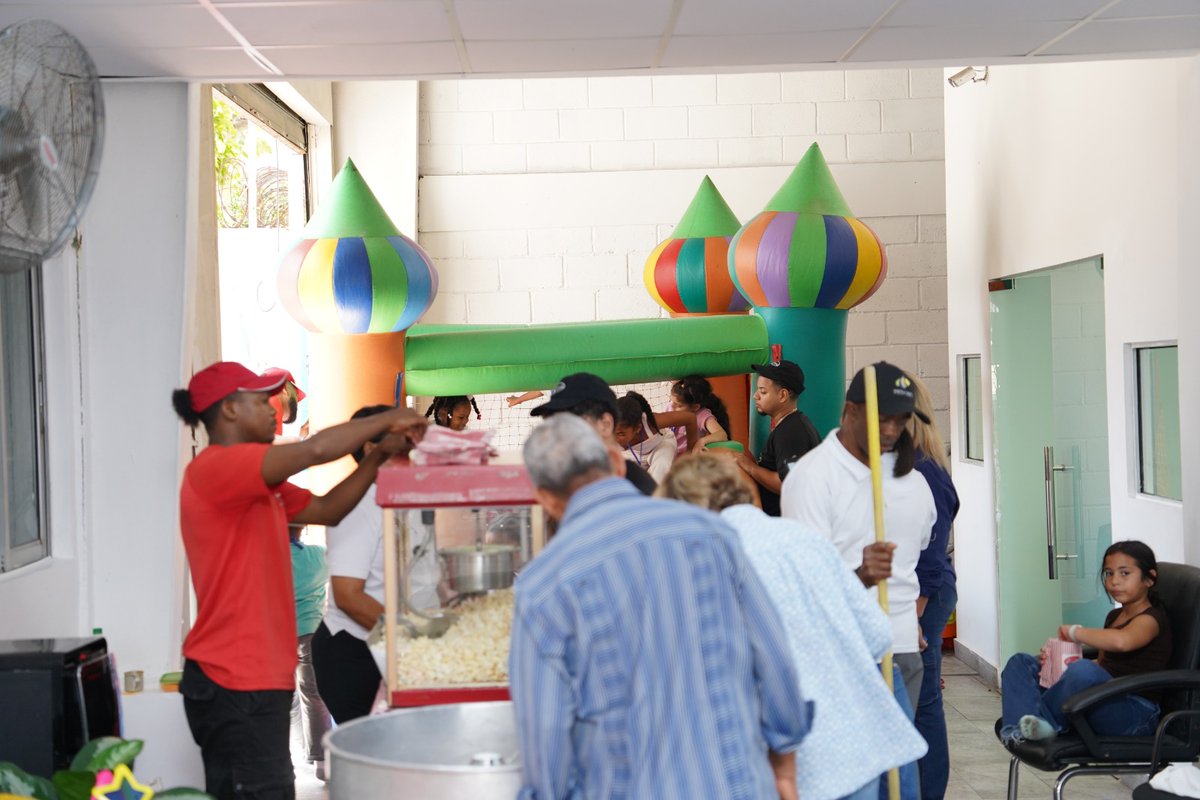fedomurd's tweet photo. La diversión no faltó: inflables, mago, ventrílocuo, taller de reciclaje, manualidades, pizza, algodón dulce y palomitas ����🍿

Cerraron con show de animación infantil y cabina de fotos 📸

#Fedomu #FamiliaFedomu https://t.co/NOg2PcgJR1