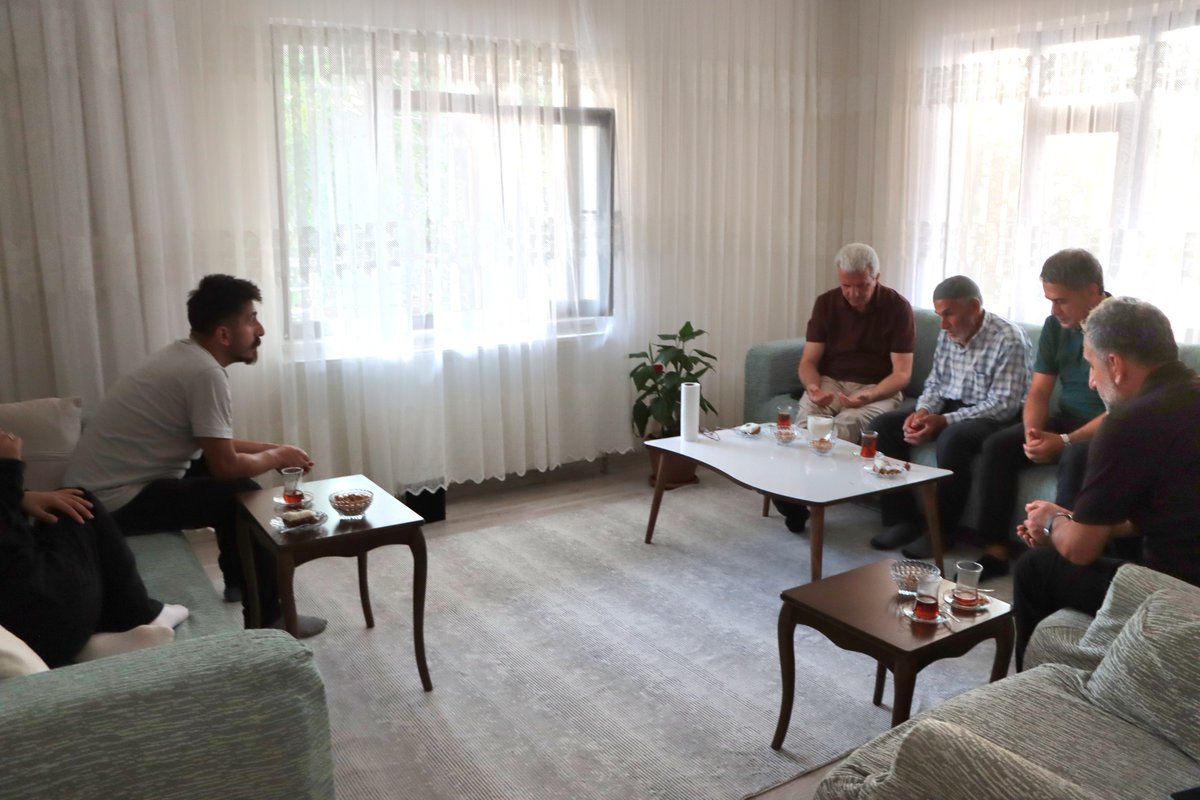 gencbel's tweet photo. Belediye Başkanımız Kemal TARTAR, 24 Temmuz 2022 tarihinde Murat Nehri'nde bir canı kurtarmaya çalışırken girdaba kapılarak hayatını kaybeden Genç İçin Bir Saat Derneği'nin kurucu başkanı merhum Aydın Tutkal'ın vefat yıl dönümünde, Dernek Başkanı Anıl Korkut ve dernek üyeleriyle birlikte ailesini ziyaret etti.

Gerçekleştirilen ziyarette merhum Aydın Tutkal rahmet ve dualarla yâd edilirken, ailesiyle bir süre sohbet edilerek başsağlığı ve sabır dilekleri bir kez daha paylaşıldı.

Fedakârlığı ve örnek kişiliğiyle gönüllerde iz bırakan Aydın Tutkal'ı rahmet ve minnetle anıyoruz. Mekânı cennet olsun.
