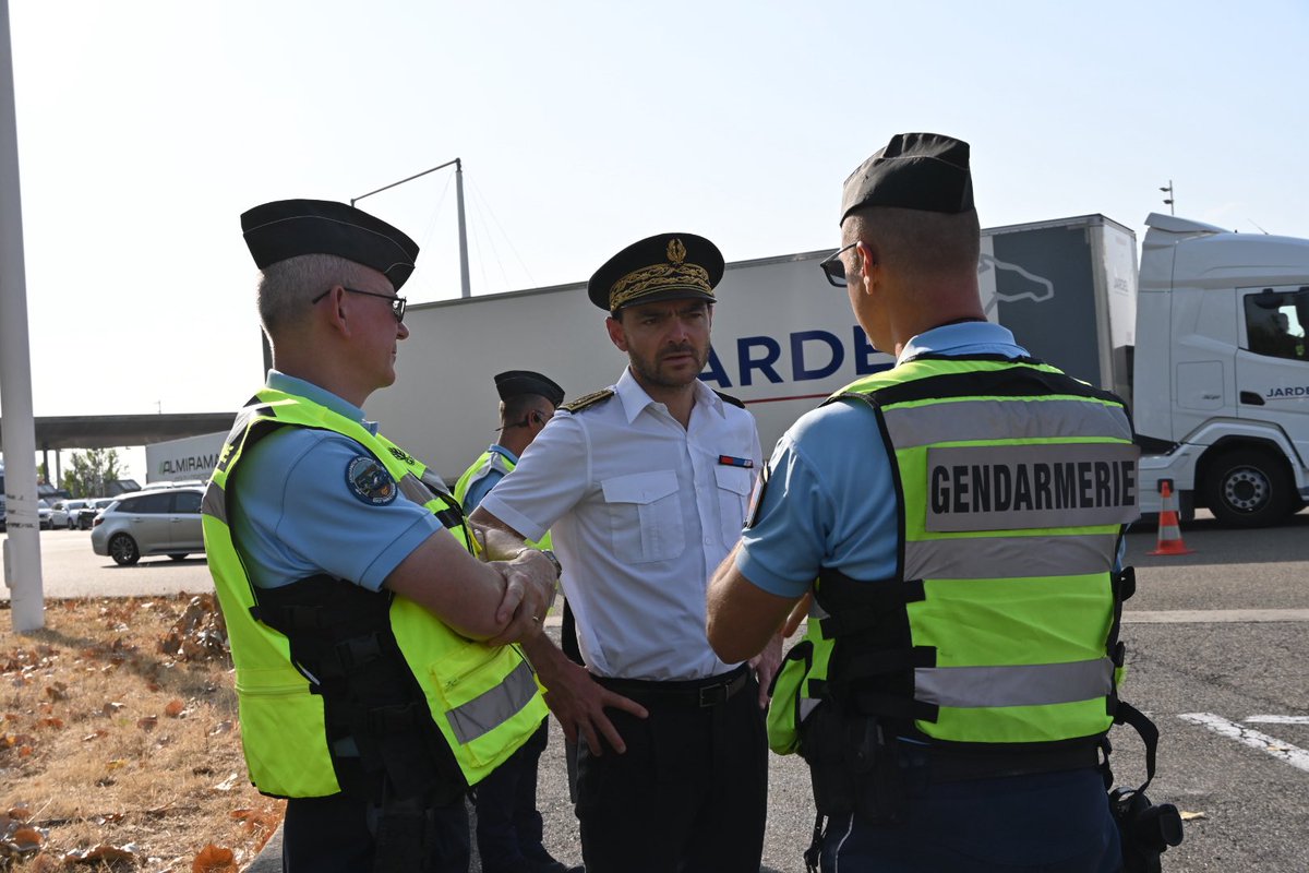 Prefet_82's tweet photo. #SécuritéRoutière 🚔 | À l’occasion des grands départs, le préfet de Tarn-et-Garonne a participé à une opération de contrôle au péage de Montauban Sud

⚠️En 2026, la mortalité routière est en hausse de 75 % et les blessés de 50 % par rapport à 2025

🚗 Soyons prudents ! https://t.co/vUIVn3prOR