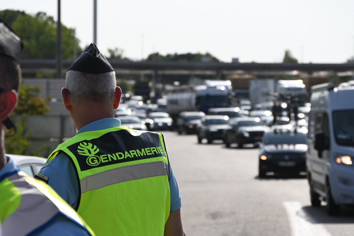 Prefet_82's tweet photo. #SécuritéRoutière 🚔 | À l’occasion des grands départs, le préfet de Tarn-et-Garonne a participé à une opération de contrôle au péage de Montauban Sud

⚠️En 2026, la mortalité routière est en hausse de 75 % et les blessés de 50 % par rapport à 2025

🚗 Soyons prudents ! https://t.co/vUIVn3prOR