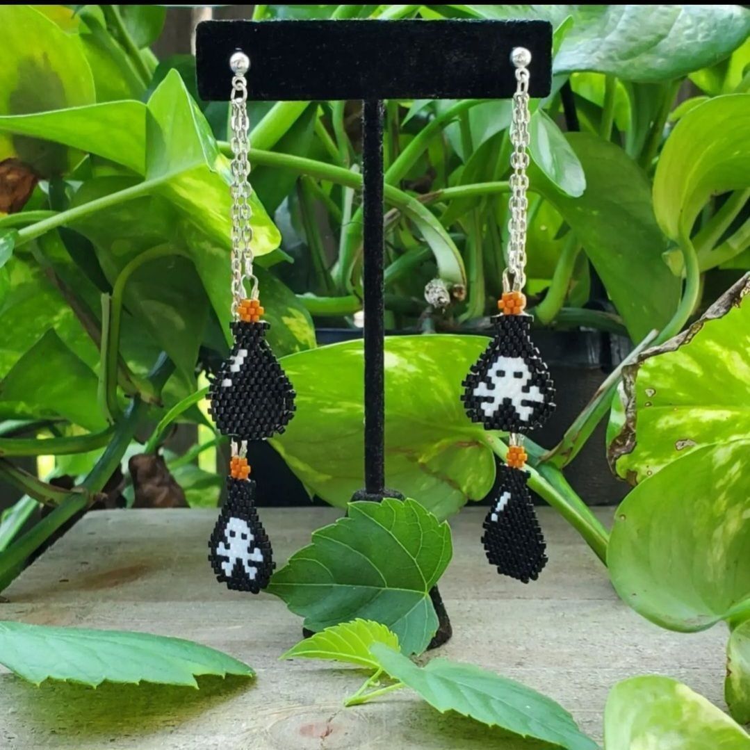 beauxbeautyblog's tweet photo. Double tiered poison bottle beaded stud earrings, available in my Big Cartel store at https://t.co/uRdiI4WZgN . Qagaasakuq- thank you for looking! ☠️🧪💀 #NativeTwitter #GothTwitter #BeadedEarrings #NativeMade https://t.co/veL3U7nYc2
