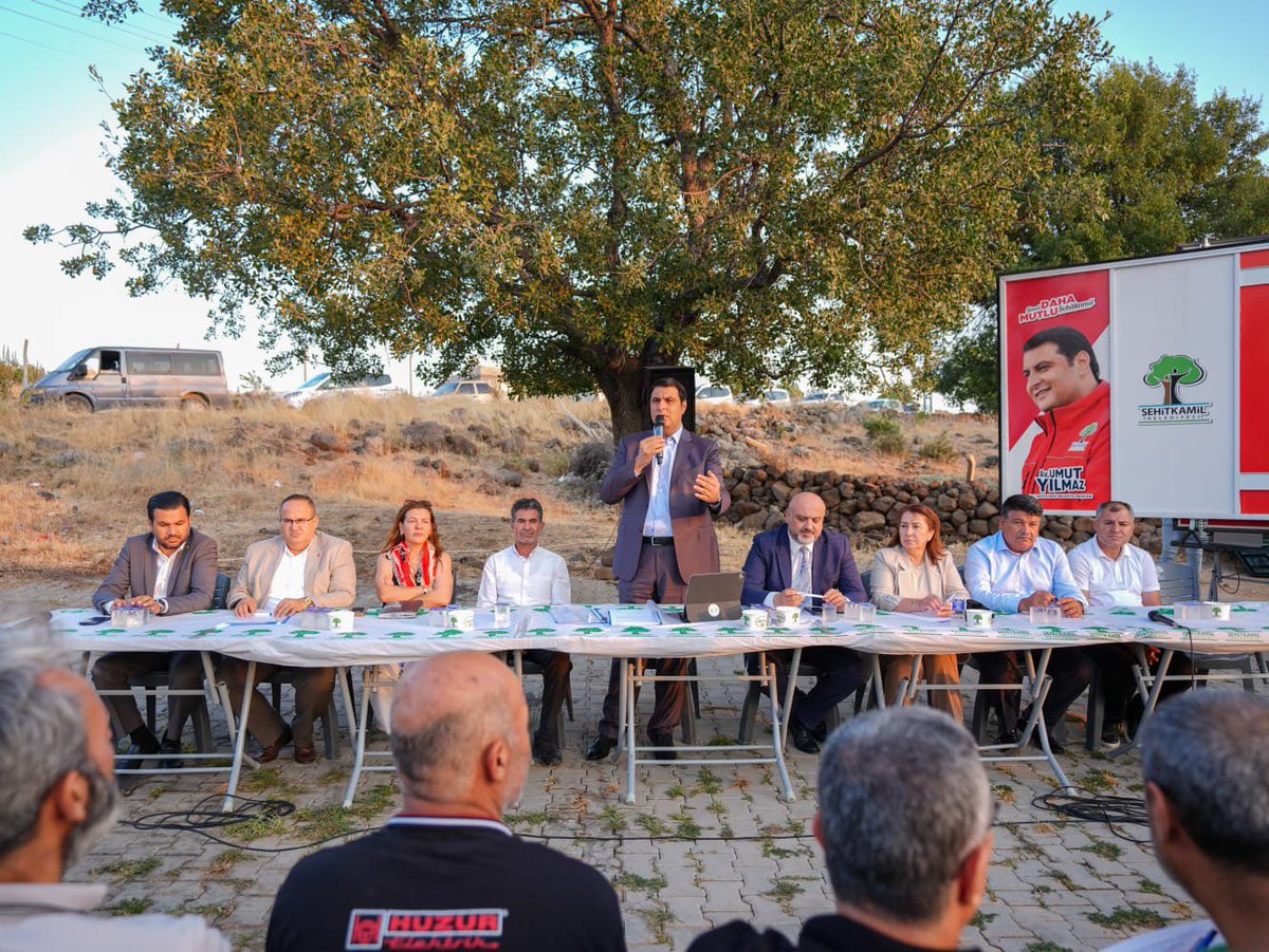 umutymz's tweet photo. Bu akşam Karakesek Mahallemizde yüreği güzel hemşehrilerimizle bir araya geldik.

Mahallemizin ihtiyaçlarını, vatandaşlarımızın talep ve önerilerini dinledik; hayata geçireceğimiz projelerimizi paylaştık. En önemlisi de samimi sohbetlerle hasret giderdik.

Misafirperverlikleri ve sıcak ilgileri için tüm Karakesekli hemşehrilerime gönülden teşekkür ediyorum.

Ayrıca Türkiye İş Bankası Kültür Yayınları Gaziantep Mağazası ile Bodor Makine'nin açılış programlarına katıldık. Şehrimizin kültürüne, ticaretine ve istihdamına katkı sunacak bu değerli yatırımların Gazi şehrimize hayırlı olmasını diliyorum.