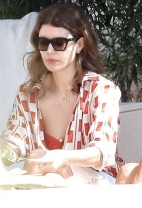 summersswine's tweet photo. beren saat alaçatı’da ☀️ https://t.co/RfNqDahUVO