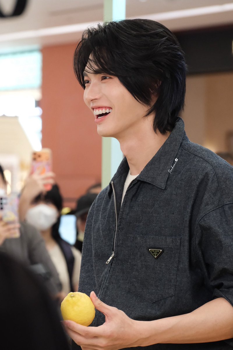 pookanihide's tweet photo. 🫪 @winmetawin 

PRADA BEAUTY SUMMER X WIN

#PradaBeautyxWin
#PradaBeauty
#PradaMakeup
#PradaFragances https://t.co/s9QHt9wwv3