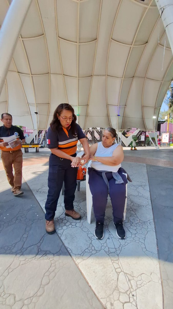 evelyn_parraA's tweet photo. ¿Sabes qué pasa antes de que inicien los Cursos de Verano? 👀
Lo más importante no son las actividades… es preparar a quienes cuidarán de nuestras niñas y niños. 💙
Hoy capacitamos a las y los monitores en evacuación y primeros auxilios, porque en Venustiano Carranza la seguridad siempre va primero. ¡Ya casi estamos listos! ☀️🙌
#MiBellaVenus #VCarranza #EvelynParra #CursosDeVerano