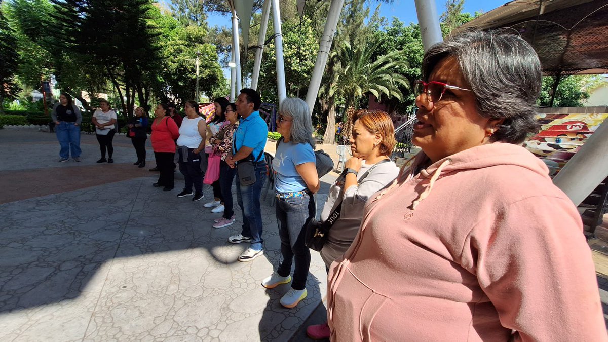 evelyn_parraA's tweet photo. ¿Sabes qué pasa antes de que inicien los Cursos de Verano? 👀
Lo más importante no son las actividades… es preparar a quienes cuidarán de nuestras niñas y niños. 💙
Hoy capacitamos a las y los monitores en evacuación y primeros auxilios, porque en Venustiano Carranza la seguridad siempre va primero. ¡Ya casi estamos listos! ☀️🙌
#MiBellaVenus #VCarranza #EvelynParra #CursosDeVerano