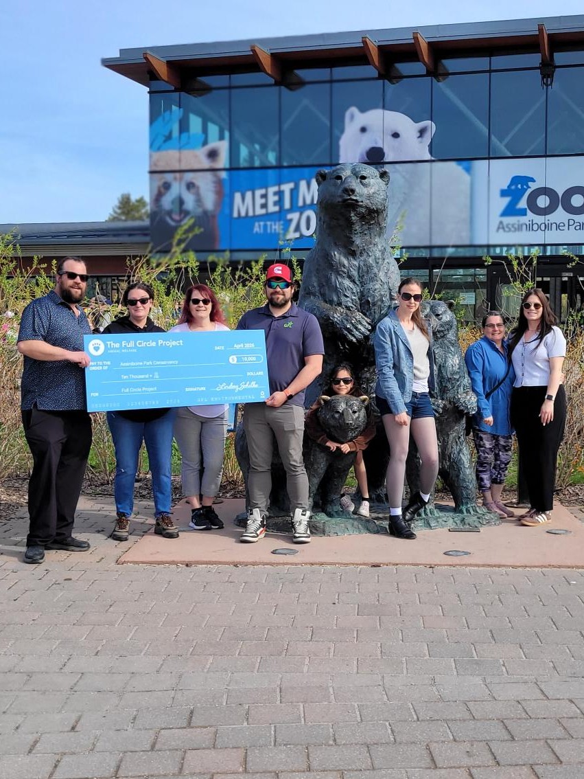 gflenv_fr's tweet photo. Allez, l'équipe de Winnipeg ! Huit bénévoles de la GFL ont récemment retroussé leurs manches pour le nettoyage des berges organisé par l'Assiniboine Park Conservancy ! Notre équipe a remis un don de 10 000 $ au #ProjetCommunautaireCirculaire pour leurs efforts de conservation. https://t.co/cJvhsFCNiT