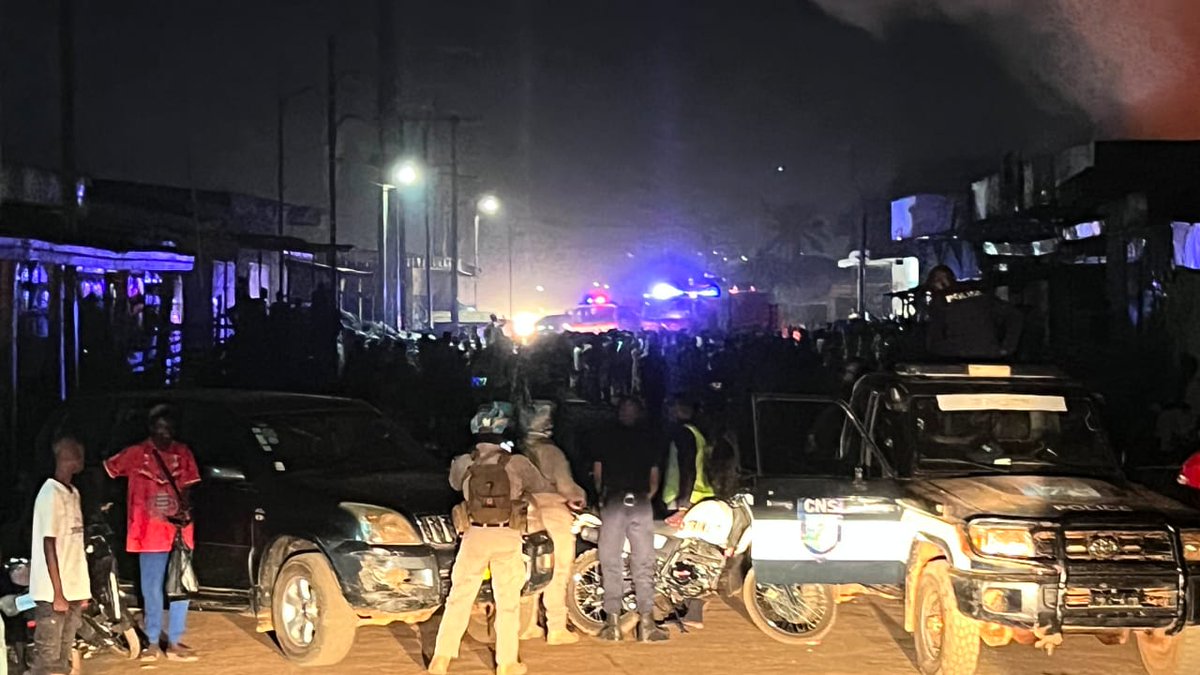UNPOL_RCA's tweet photo. Between 9.00 pm &amp; 2.00 am on the night of 23 July, Indonesian🇮🇩&amp; Egyptian🇪🇬 formed police units succeeded in bringing the fire at PK5 under control&amp; protecting the local population. They used a water cannon&amp;a water tanker, respectively, &amp;collaborated with the @UNDSS #MINUSCA https://t.co/AokdRJbdYW