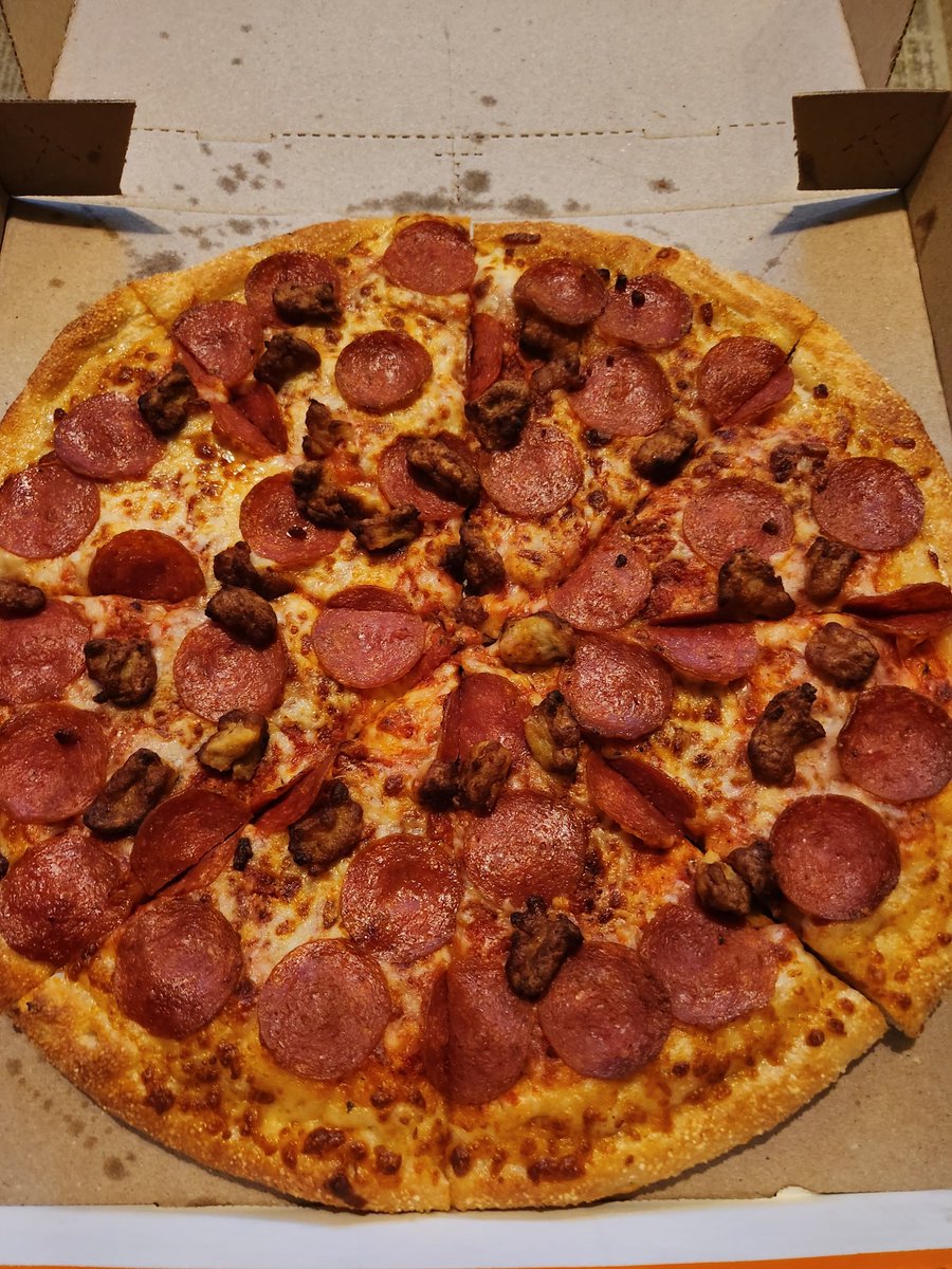 mediaXsamurai's tweet photo. Shopping day pizza is back!! 🔥🔥 https://t.co/B4YtcBC89C