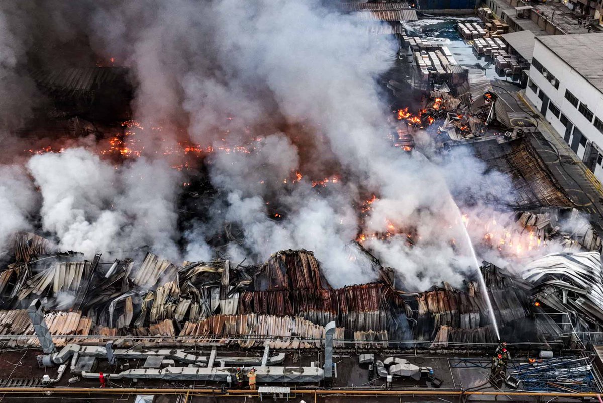 peru21noticias's tweet photo. 🚨 Incendio de grandes proporciones destruye planta de cosméticos en Los Olivos.

Pese a haber iniciado cerca de las 2:50 a. m., el fuego continúa activo. A esta hora, más de 29 unidades de bomberos luchan por sofocar las llamas. No se reportan heridos. https://t.co/yJa2vRdJN3 https://t.co/ZIVnWgSkb8