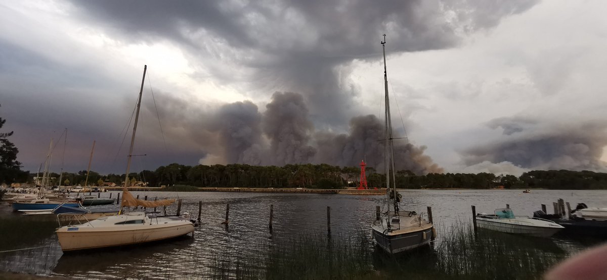 HumanRobot11's tweet photo. #Lacanau menacé le vent a accéléré avec l'#orage. Quelques gouttes mais sans effet sur l'#Incendie.
#lanton #leporge #salaune #sainthellen #Gironde #Alerte https://t.co/p7ugKZUBJ9