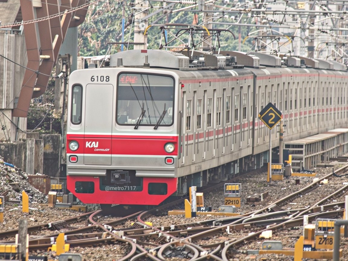 metro7117's tweet photo. Tokyo metro 6000 -6108 ( saat masih berdinas )  sedang stabling sebelum di langsir  ke jalur 5atau 6 kembali menjadi commuterline tujuan parung panjang ,tigarakasa atau rangkasbitung       #fotosepur https://t.co/8kYbFIFVmK