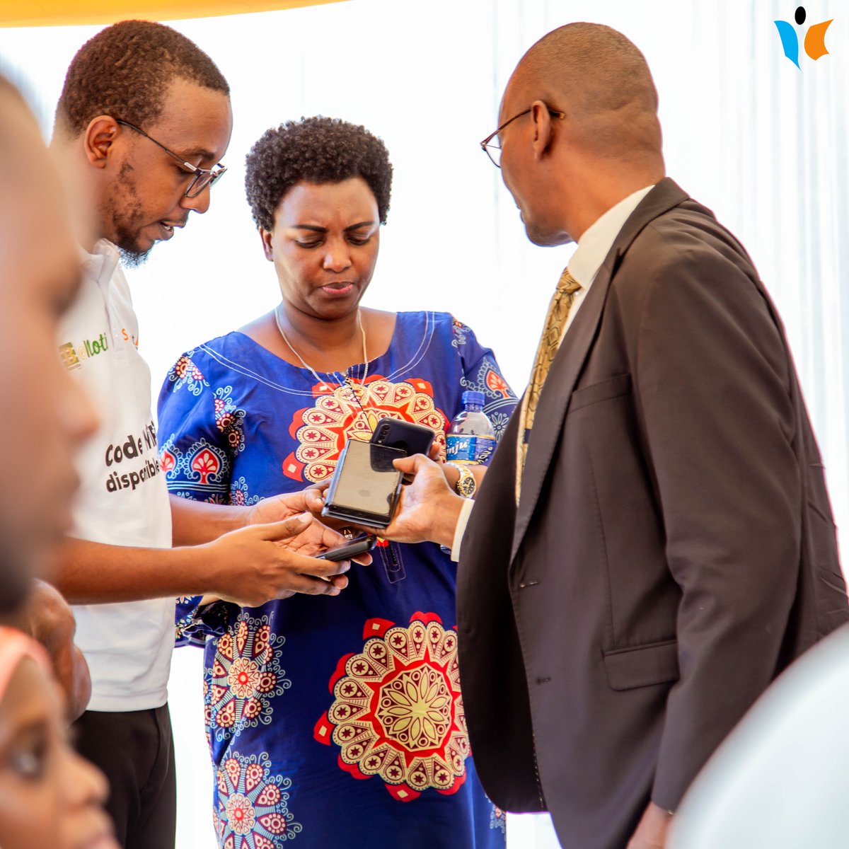 MagazineJimbere's tweet photo. [🅿️] 🛜 @Spidernetbdi257 inaugure un nouveau site Wi-Fi Hotspot à @ult_bi

📅 Ce vendredi 24 juillet 2026, l’Université du Lac Tanganyika a signé un partenariat avec #SpiderNet pour l’installation d’un service Internet au sein de l’établissement

👨‍💼 Le Recteur, Professeur François Xavier Mureha, a salué cette collaboration, qui renforcera la transformation numérique de l’université et améliorera l’accès à Internet pour l’enseignement et la recherche

👤 Ibrahima Houphouet Thiam, DG de SpiderNet, a indiqué que l’Université du Lac Tanganyika est le premier campus à bénéficier de ce projet de déploiement des Wi-Fi_Hotspots. Il a rappelé qu’Internet est aujourd’hui indispensable aux études et à la recherche

💰 Actuellement, à l’Université du Lac Tanganyika, il suffit d’avoir 400 FBu pour une connexion de 8h00 à 18h00, et 500 FBu pour une connexion de 08h00 à minuit

🏦 La cérémonie a aussi réuni @bancobu, partenaire du projet. Éric Nizigiyimana a expliqué que ce partenariat facilite les paiements et l’accès à Internet via @bancobuenoti

👨‍💼 Delphin Juste Ntirenganya, qui a représenté le @FinancesBdi, a félicité SpiderNet pour une initiative conforme à la vision du gouvernement en matière de transformation numérique

👨🏻‍🦱 Arnaud Kévin Horugavye, chargé du marketing de SpiderNet, a rappelé que des hotspots ont déjà été installés à #Bata, #Siyoni et #Asiatique

🚀 SpiderNet vise 600 sites d’ici décembre 2026 et 1 000 en 2027

#Burundi #Jimbere