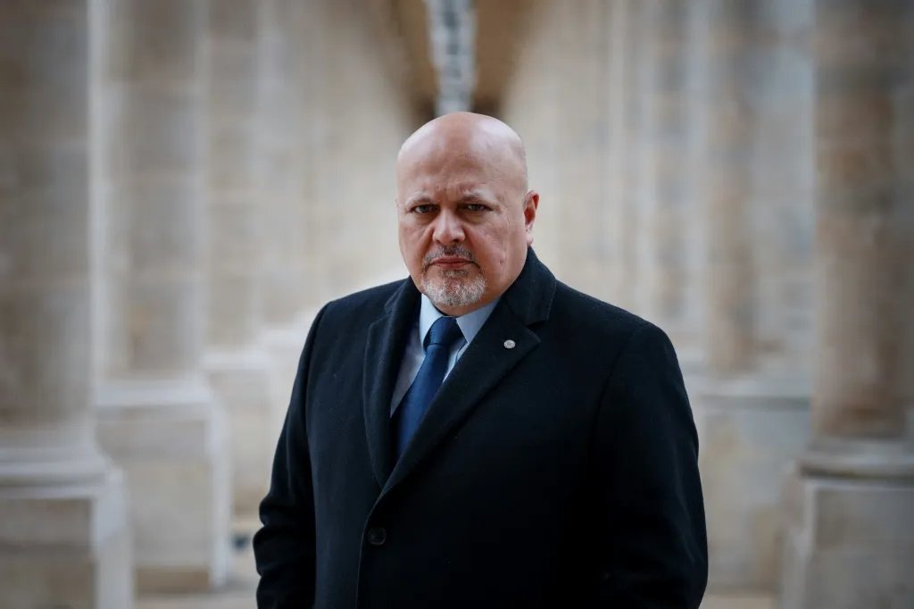 OrlvndoA's tweet photo. #URGENTE | Reuters:

Es destituido de su cargo el fiscal jefe de la Corte Penal Internacional, Karim Khan, luego de que 82 de los 125 Estados miembros votaran por su remoción.

Khan favoreció a Nicolás Maduro por años e impidió que avanzara en contra del tirano la investigación que devendría en órdenes de captura. Medios como el New York Times revelaron que Khan sufría de conflicto de interés en el caso de Maduro debido a que un familiar suyo también participaba en la defensa del régimen chavista.