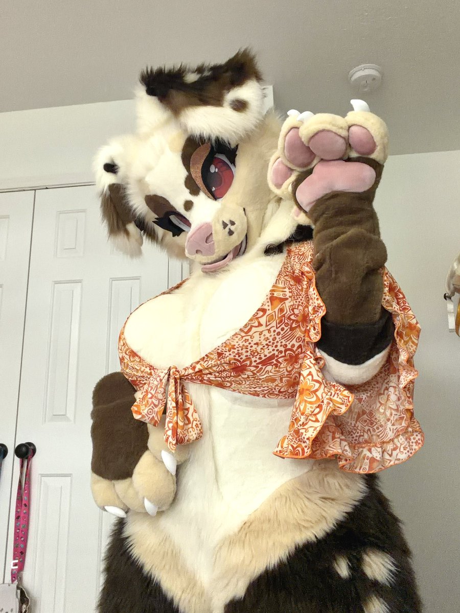 misqybun's tweet photo. Wanted to try and see if I could put my floral top on over my suit! Turns out it did actually work!! 🌼💛
#fursuit #fursona https://t.co/ftYLUfQu3e
