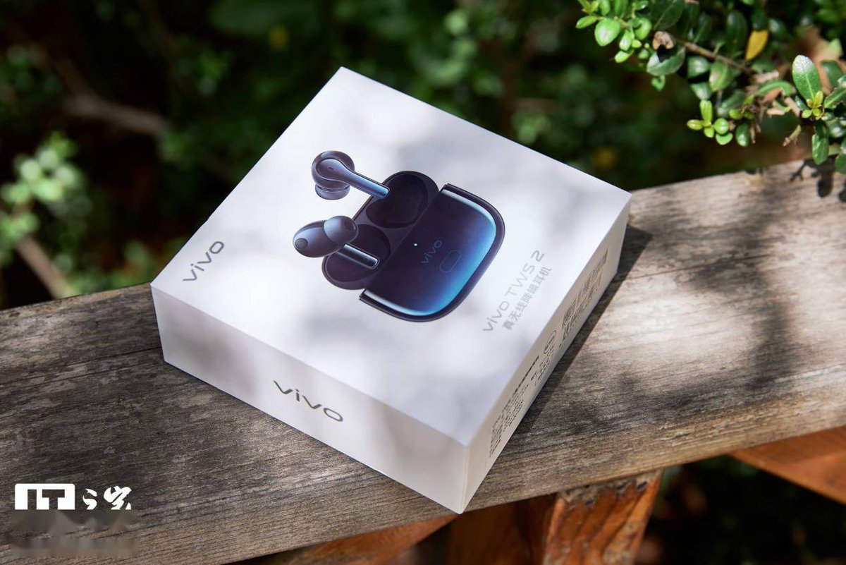 RHafozi's tweet photo. Just unboxed my new wireless earbuds! The unboxing vibe is 10/10 — crisp packaging, sleek design, and they sound amazing already. No more tangled wires for my commutes https://t.co/L6FmEGsKPb