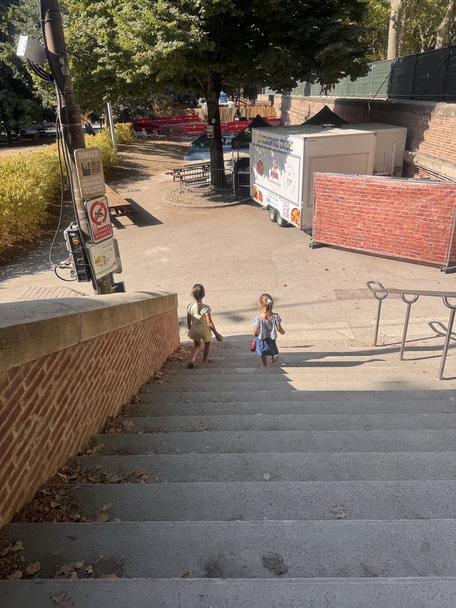 Charlotte_Pujo's tweet photo. Quel plaisir d’être à Toulouse Plage avec mes enfants ! ☀️🏖️

Fierté de voir nos équipes mobilisées sur le terrain pour offrir aux tout-petits des espaces adaptés, ludiques et sécurisants. Un grand bravo à tous pour ce travail formidable ! https://t.co/JGkJyunC27