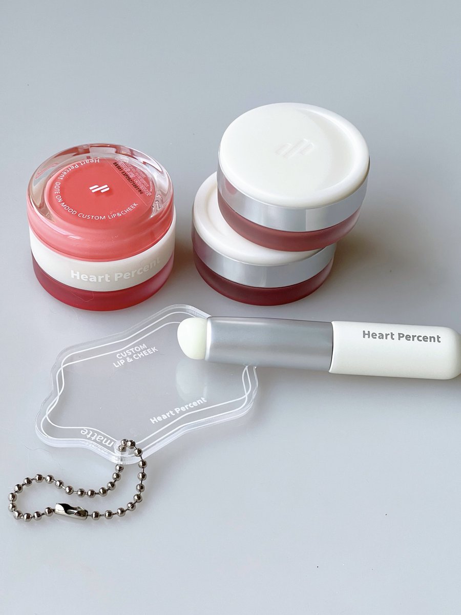 moonmoonreview's tweet photo. Lip&amp;Cheek ของ heart percent คือน่ารักมากกกกก ตอนนี้มีโปรซื้อ 1 ชิ้น รับฟรีของแถม 2 ชิ้น คือ Silicone Brush กับ Lip&amp;Cheek Palette ไปเลย ตลับเดียวทาได้ทั้งแก้มปาก ฝั่งเนื้อแมตต์นี่เนื้อมูสนุ่มๆ เกลี่ยง่าย เบลอผิว ร่องปากเนียนสุดๆ ทาฝั่งโกลวทับก็สวย ขอป้ายยา 3 สีนี้เลย น่ารักมากๆ https://t.co/X4NWlPOIZT