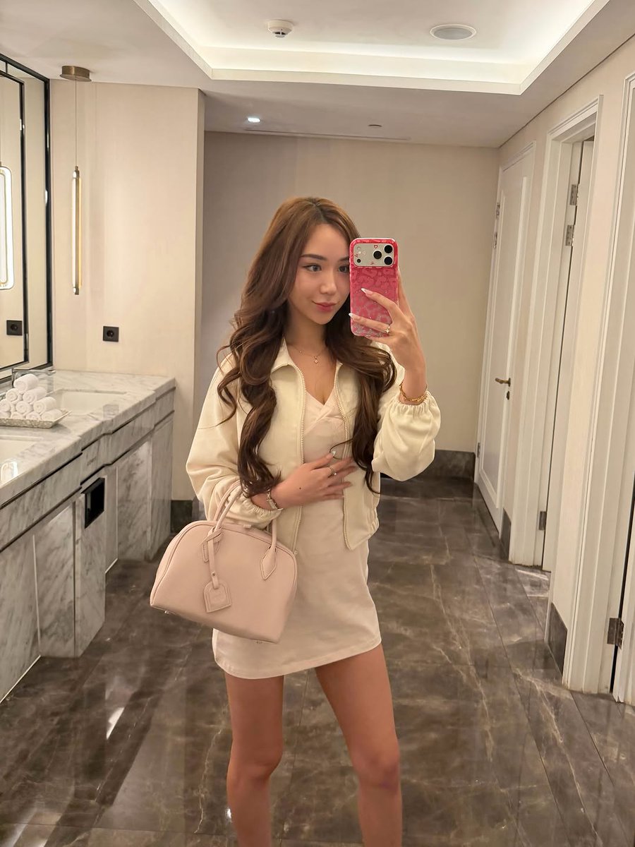 EmilySD2000's tweet photo. Fancy Friday 🔷 https://t.co/GaH3JD0nmO