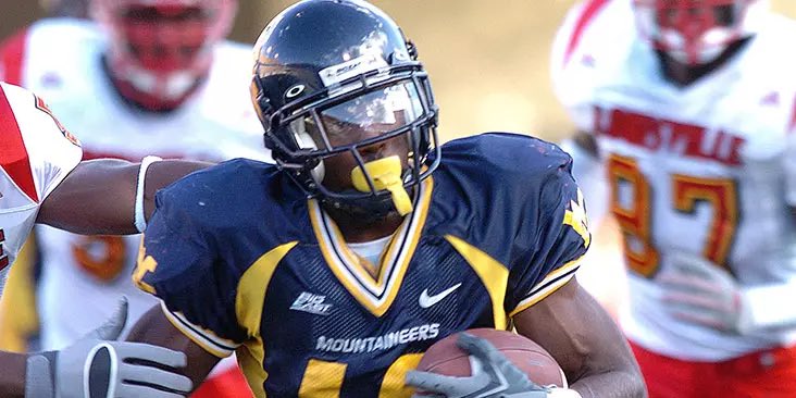 Best_Virginia's tweet photo. Hey @WVUniforms304 after seeing South Carolinas new uniforms from Nike. I noticed one thing on their jersey that could fix the problem I know a lot of people have with our current jersey. How about that collar! Would love to see that mid 2000’s style collar replace our current https://t.co/217GwFXawR