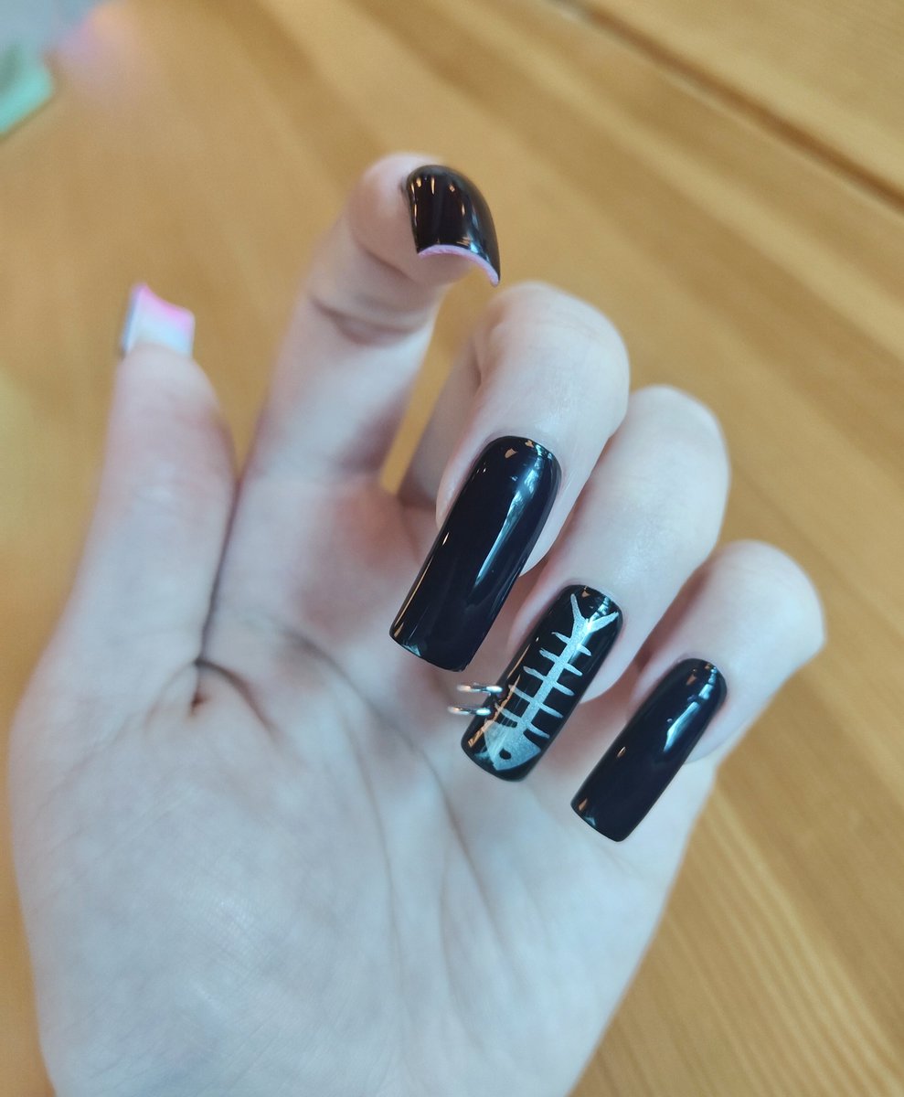 Chukkabee's tweet photo. Can't finish my art, sooooo..
New nails with a fish 🎣 and a piercing!!! https://t.co/3CCBiBTcwa
