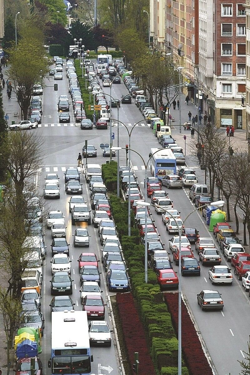davidlois_uned's tweet photo. Evaporación de tráfico en Vitoria-Gasteiz: cambió de un día para otro toda su red de autobuses, multiplicó por 2,5 el coste de los parquímetros y creció el uso de transporte público un 80%. https://t.co/epxEoToZjo https://t.co/ulNrXkuKiP