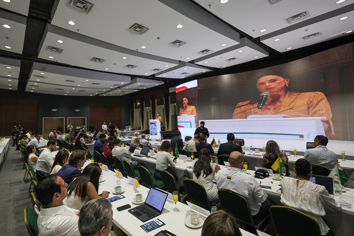 FNDCol's tweet photo. #AEstaHora inicia el segundo día del Primer #ForoRegionalInfraestructura, convocado por @camaradelainfra, @gobertolima, @FDNcolombia y @FNDCol , donde se analizan los desafíos y oportunidades para el desarrollo de la infraestructura y los mecanismos de financiación que requieren las regiones para impulsar proyectos transformadores.