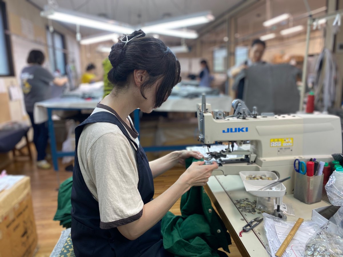 houseiya_moto's tweet photo. ボタンを付ける人。

ボタンは機械が付けます。

でも、その機械に一つずつセットし、位置を合わせ、仕上がりを確認するのは人です。

今朝、留めたそのボタンも、誰かが付けたものです。

動画のリズムを是非、ご堪能ください。

日本製が生まれる現場からは以上です。 https://t.co/ZrVfBXwBgH