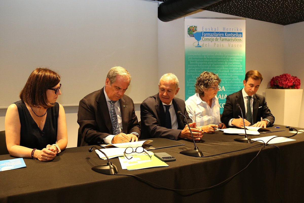 ConsejoPVfarma's tweet photo. Hoy hemos firmado un convenio con @Farmaceuticos_ para el desarrollo del Programa de seguimiento farmacoterapéutico (SFT) a pacientes con diabetes tipo 2 y facilitar el registro de la intervención farmacéutica de forma sencilla y protocolizada @COFBizkaia @GipuzkoaCOF @COFAlava https://t.co/SpsD6FMkCk
