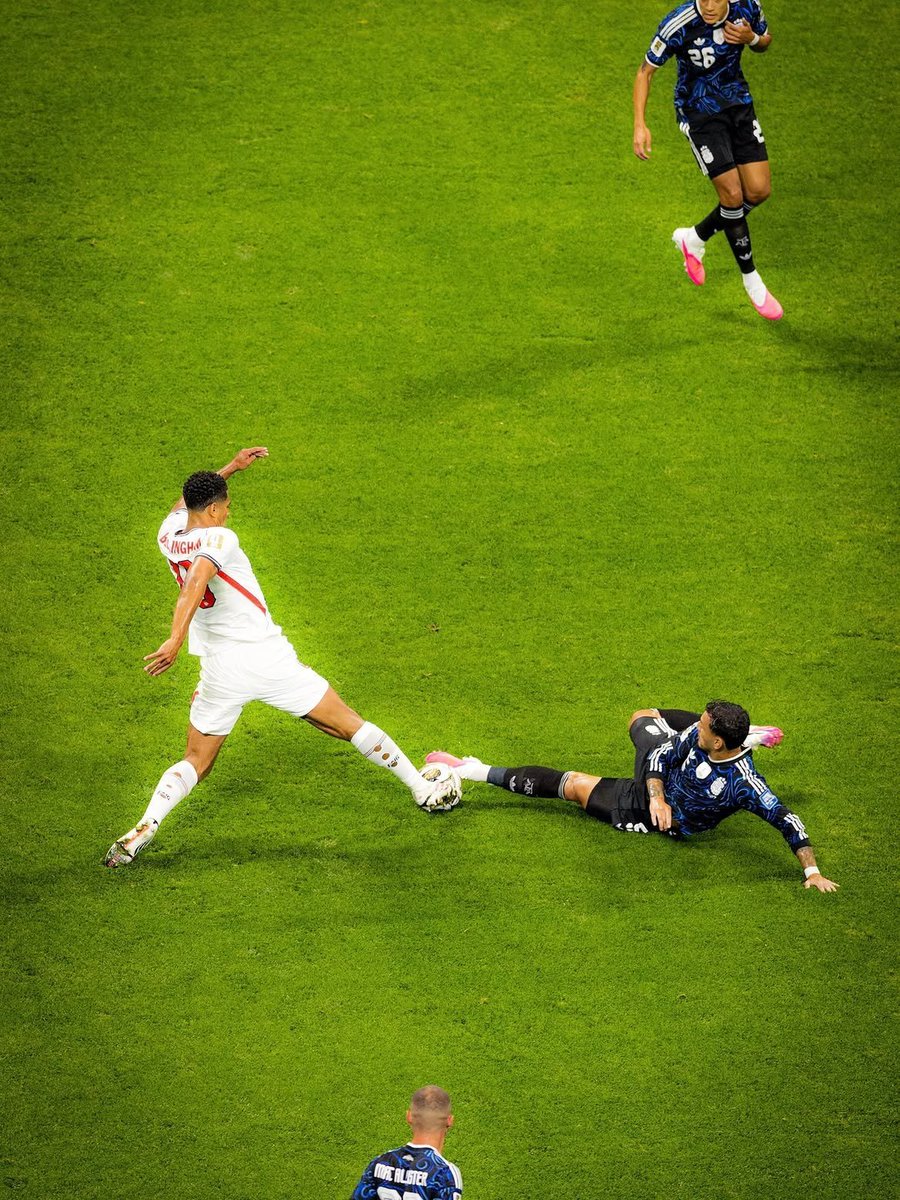 vfazio19's tweet photo. Una semana de diferencia. En el medio: una final del mundo. Ayer asistió para el único gol de Boca.

Orgullo, Leandro. Boca te quiere mucho. https://t.co/zXfeJxQjXo