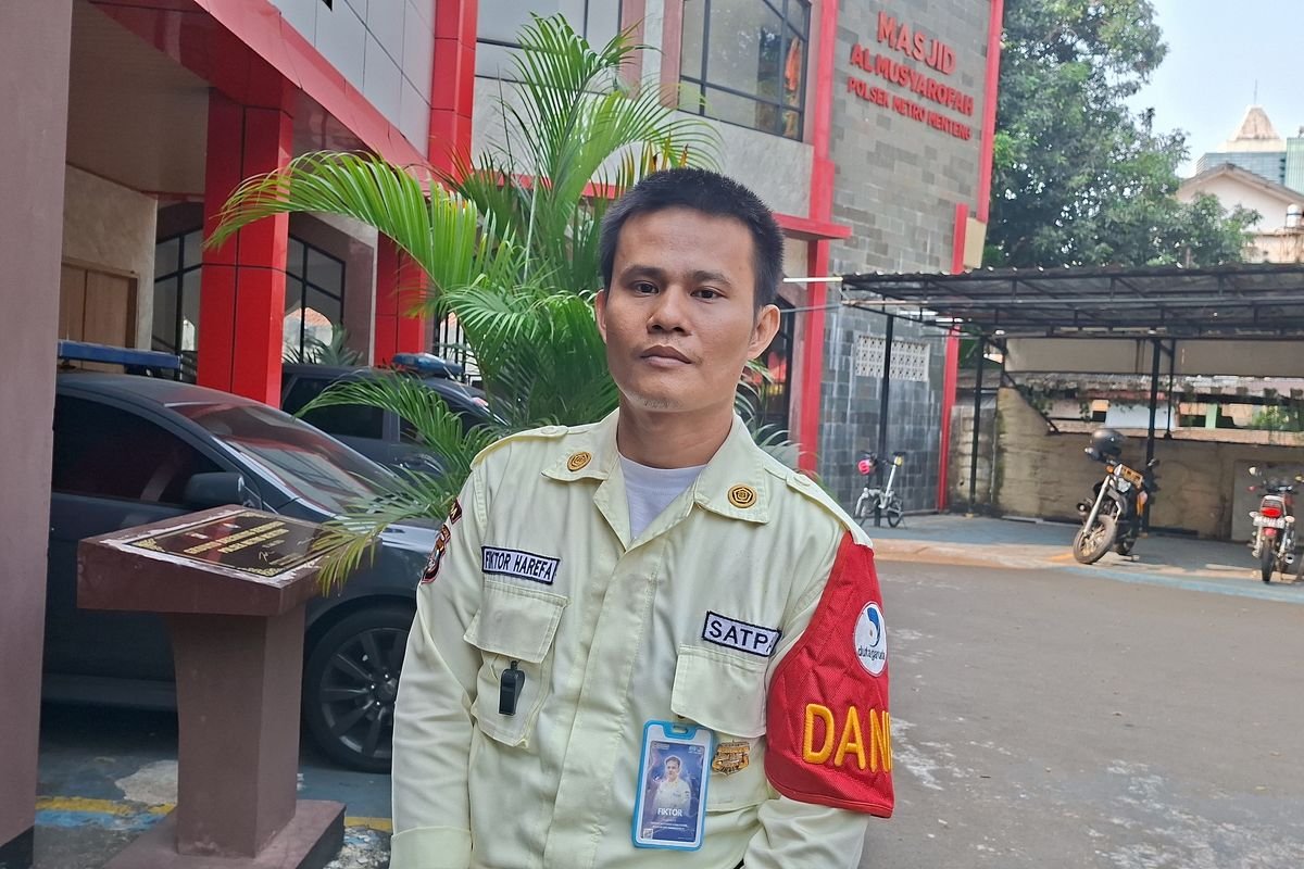 LambeSahamjja's tweet photo. alasan Fiktor Harefa (satpam) sujud ke sopir Alphard:
- dia sujud atas kemauan sendiri
- bukan karena diminta pihak sopir alphard
- dia melakukannya karena saat itu sudah sangat ketakutan, panik, dan merasa "otaknya terganggu
- takut apabila kehilangan pekerjaan 
- sopir alphard mengancam akan melaporkannya ke perusahaan vendor tempatnya kerja
- dia sampai harus dua kali bersalaman dan cium tangan 
- sopir dan penumpang alphard nya merupakan anggota polda jabar