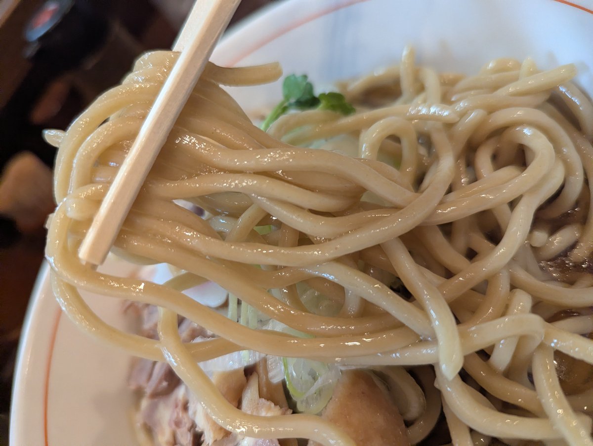 hachiya1127's tweet photo. 「麺屋くまがい」さんで夏季限定「冷たい肉そば」を。こちらの夏といえばこの毎年恒例のあご砕きそば。もう何年連続食べてるのか...。旨いはもちろん、このボキボキ麺はなかなか他ではない上に、鶏も硬い硬いｗ アゴぶっ壊れるけどこれを食べないと夏は始まらない。もっと気温高かったら良かったｗ https://t.co/gPPhwyu5A3