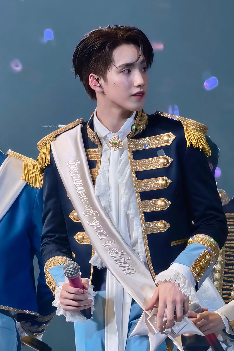 phugallery_th's tweet photo. Prince Charming 👑

#BUS_LIGHTASONE_D1
#PHUTATCHAI
#PHUgalleryTH https://t.co/MJda9EzC4Q