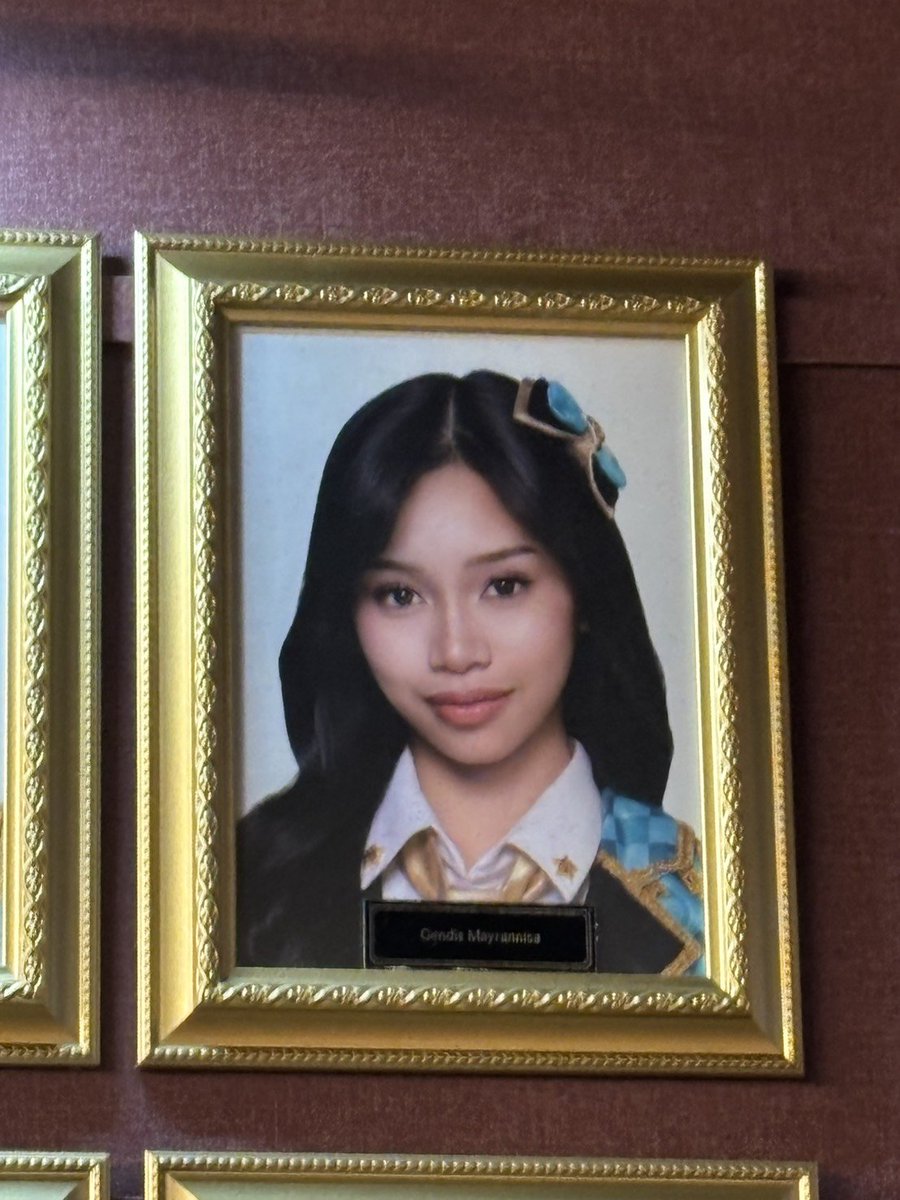 DreamCatcherJKT's tweet photo. Satu lagi bintang bersiap untuk pindah ke galaksi yang baru. 
Sedih rasanya harus berpisah, tapi melihat sayapmu yang sudah siap mengepak jauh lebih membuat kami bangga.
Terima kasih untuk semua memori yang terkenang, my little vocal queen ✨😊🤍

@Gendis_JKT48 @bestiegendis https://t.co/ODQcPsgcho