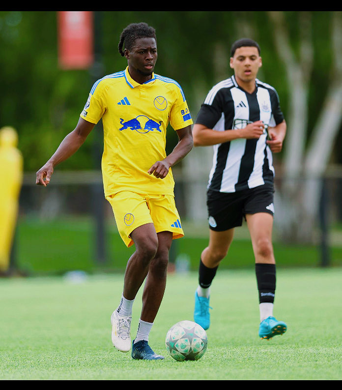 Trezegu37451482's tweet photo. Refugee World Cup in Liverpool 25/26, I represent my lovely city Leeds United💙🤍💛 https://t.co/KmZ1jeJdTT