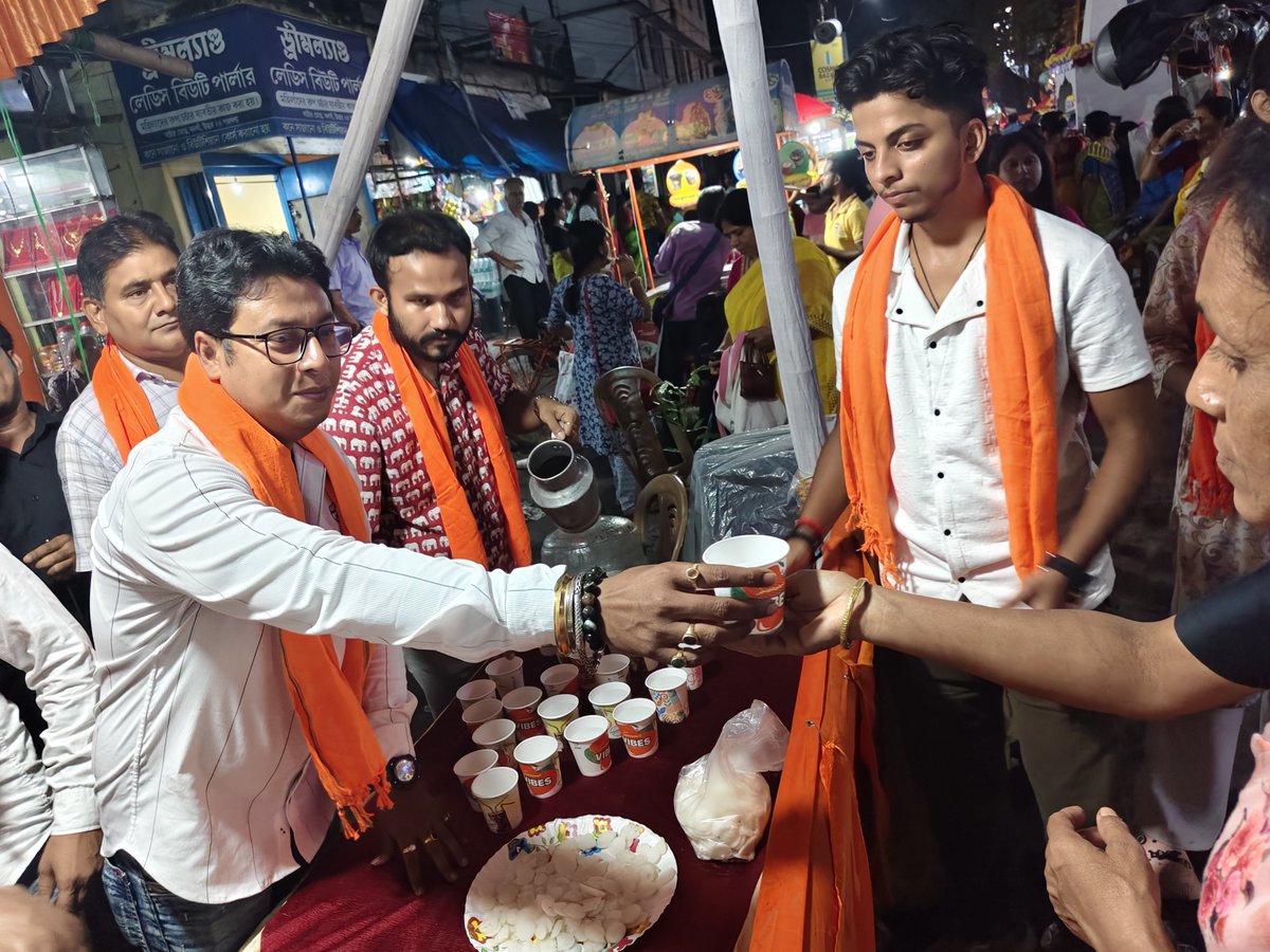 Rajibroybjp's tweet photo. Abvp এর পক্ষ থেকে উল্টো রথযাত্রা উপলক্ষে বনগাঁ বাটারমোড়ে আয়োজিত জলছত্র ও বৃক্ষদান কর্মসূচি
জয় জগন্নাথ 🙏
@BJP4Bengal @Amitava_BJP @SuvenduWB @SamikBJP @Shantanu_bjp @Debdas4Bjp @IndranilKhan https://t.co/fZR78Q3fu2