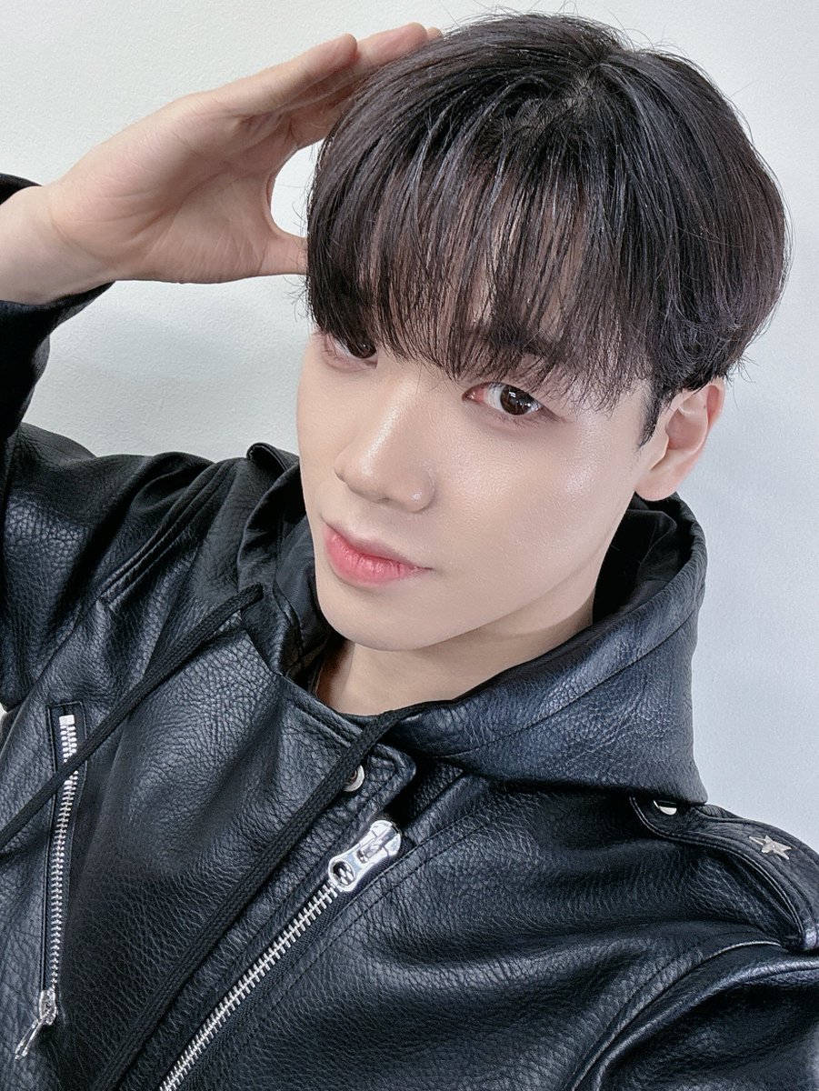 82_whynot's tweet photo. [📷]
안녕하세요, 와이낫의 도아입니다!🐻‍❄️
오늘 첫 공연이 무사히 끝났습니다! 공연에 오신 모든 분들께 감사드립니다!!!☺☺️
앞으로 더욱 멋있는 무대 많이 보여드리도록 노력하겠습니다! 많은 관심과 사랑 부탁드려요!🤍

#WHYNOT #와이낫 #DOA #도아 https://t.co/qQZHW9JVrP